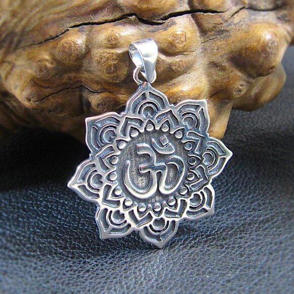 Solid 925 Sterling Silver Lotus Flower & Aum / Ohm/ Om Pendant - Yoga Meditation - Picture 1 of 10